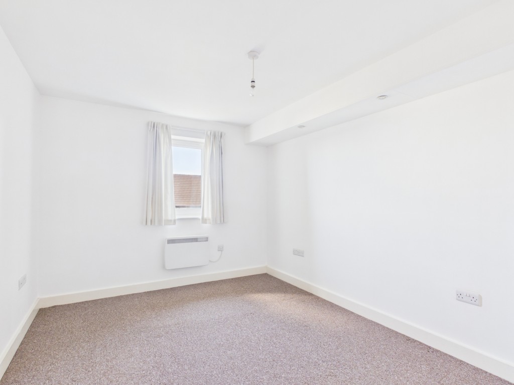 Lot: 85 - MODERN TWO-BEDROOM SECOND FLOOR APARTMENT WITH PARKING - Double bedroom